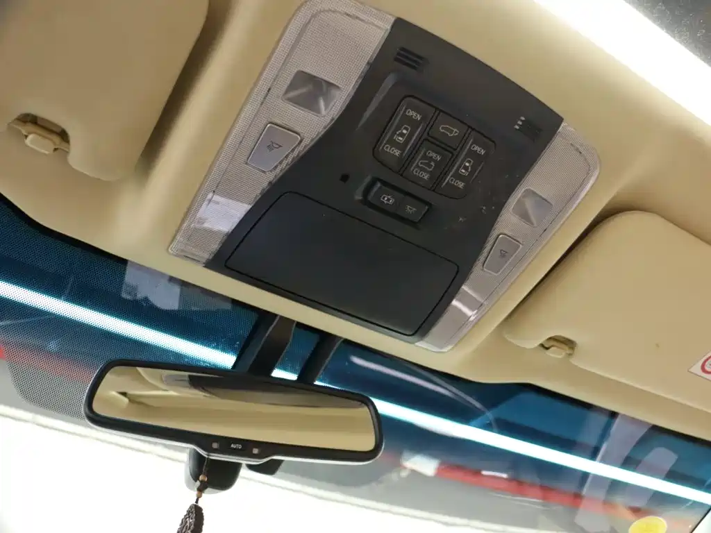 Toyota Alphard — миниатюра 13