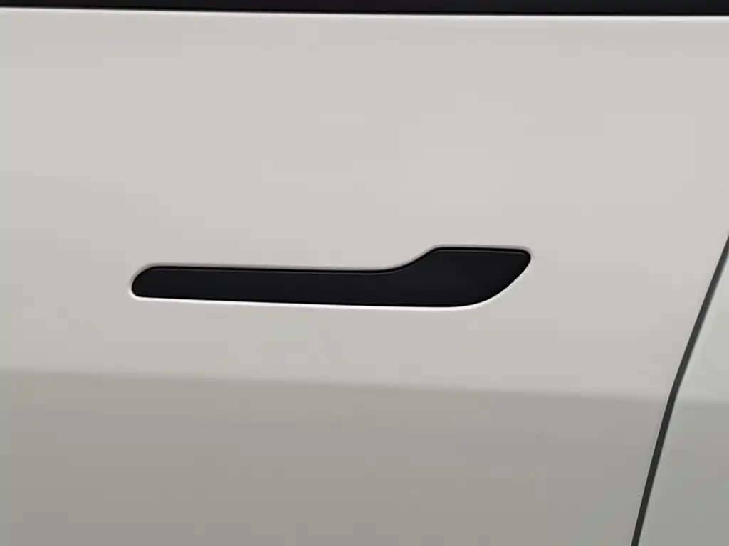 Tesla Model Y — миниатюра 18