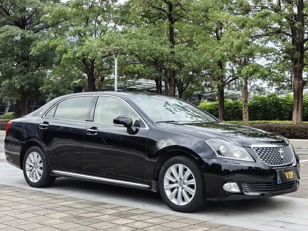Toyota Crown — миниатюра 3