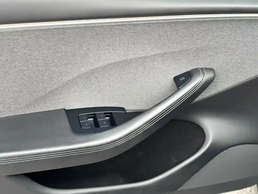 Tesla Model 3 — миниатюра 3