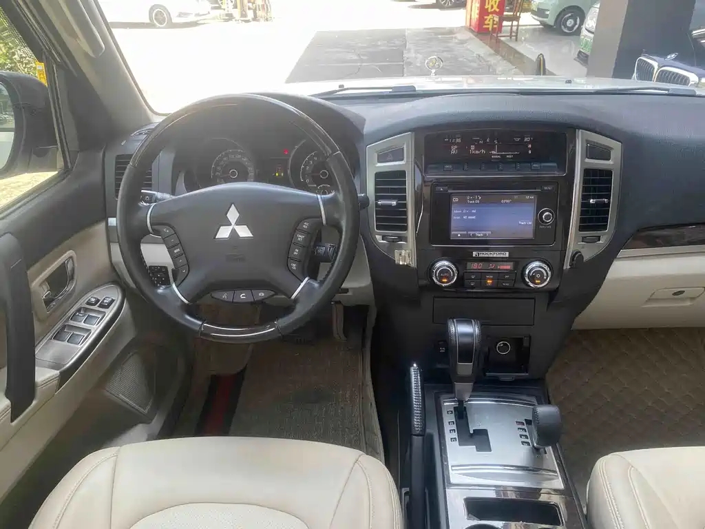 Mitsubishi Pajero (Import) — миниатюра 6