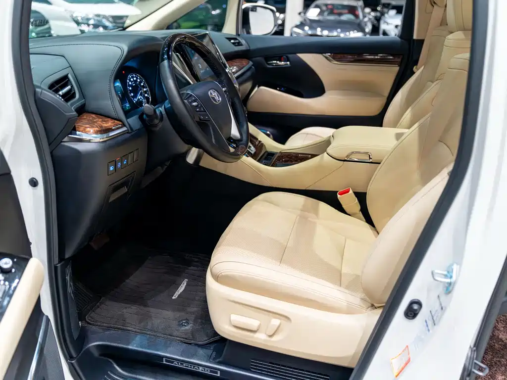 Toyota Alphard — миниатюра 9