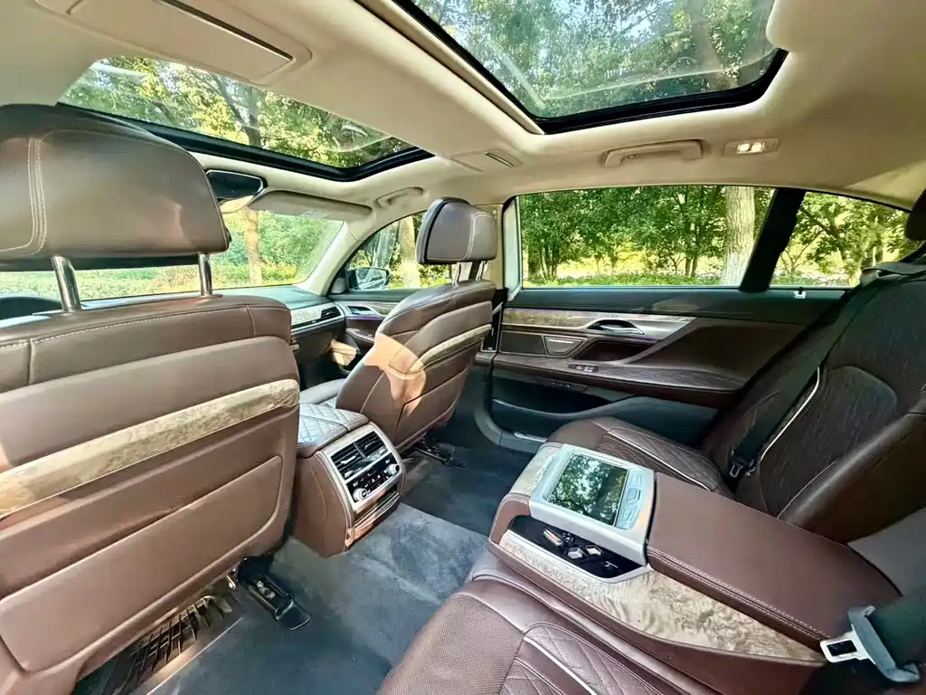 BMW 7 Series — миниатюра 6