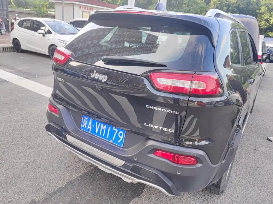 Jeep Cherokee — миниатюра 3