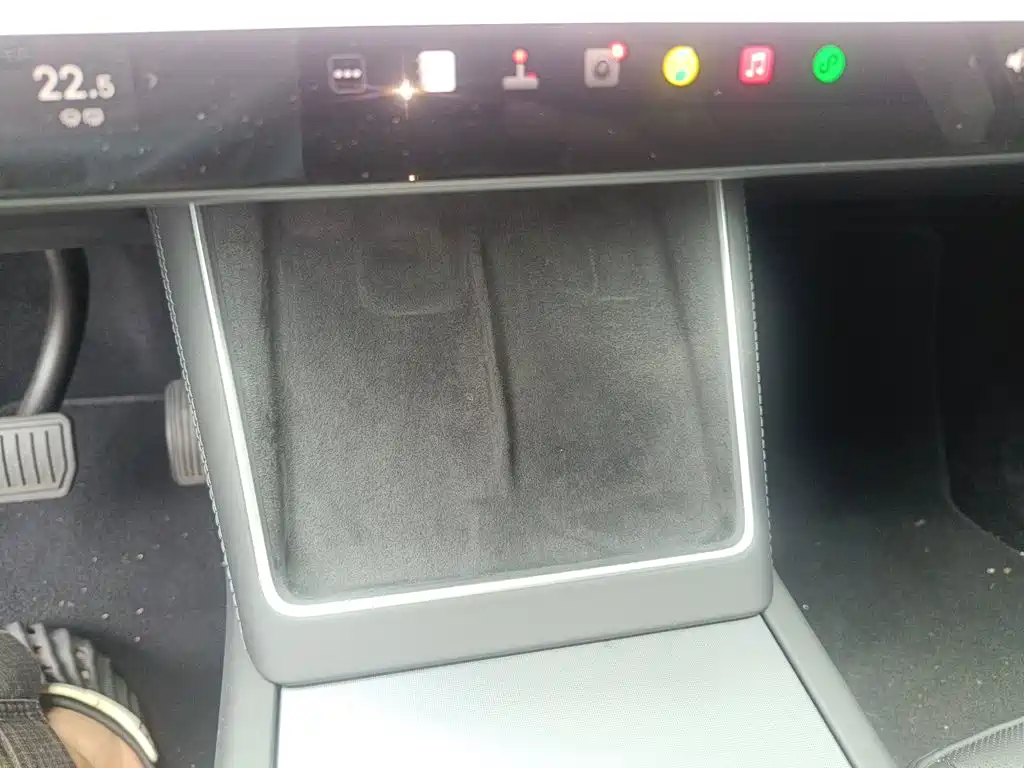 Tesla Model Y — миниатюра 9