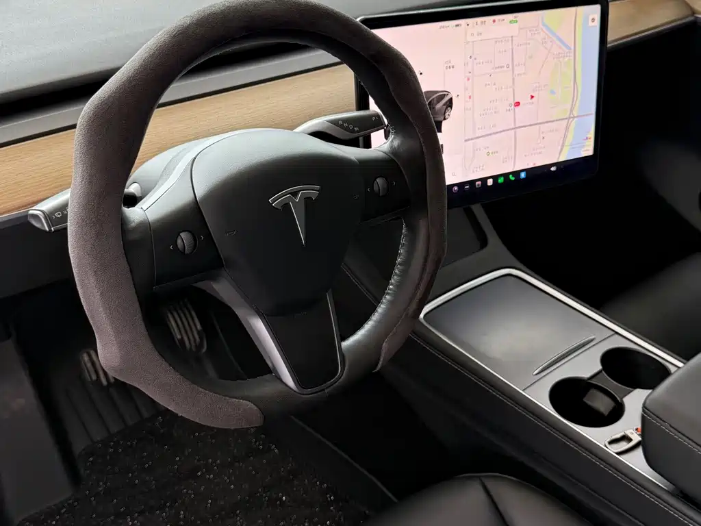 Tesla Model Y — миниатюра 5