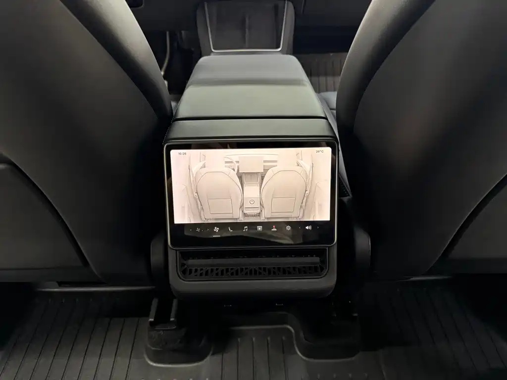 Tesla Model Y — миниатюра 9