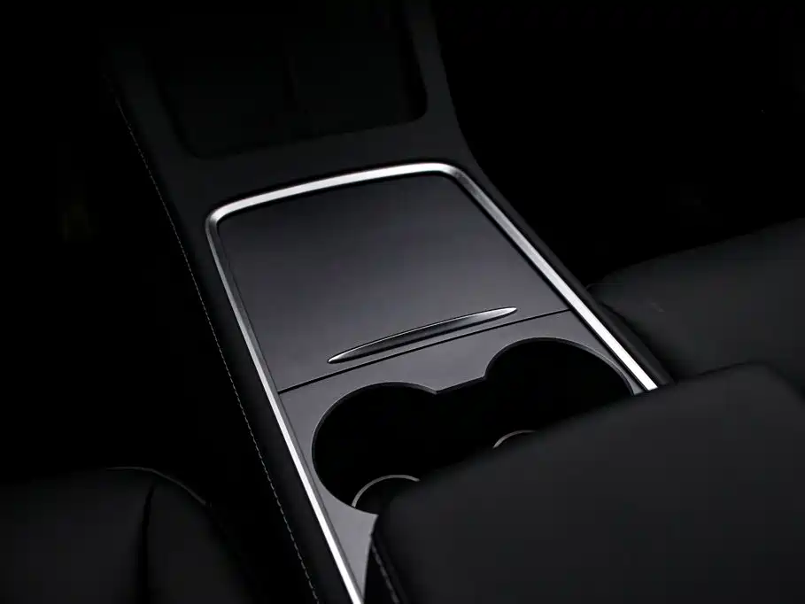 Tesla Model Y — миниатюра 9