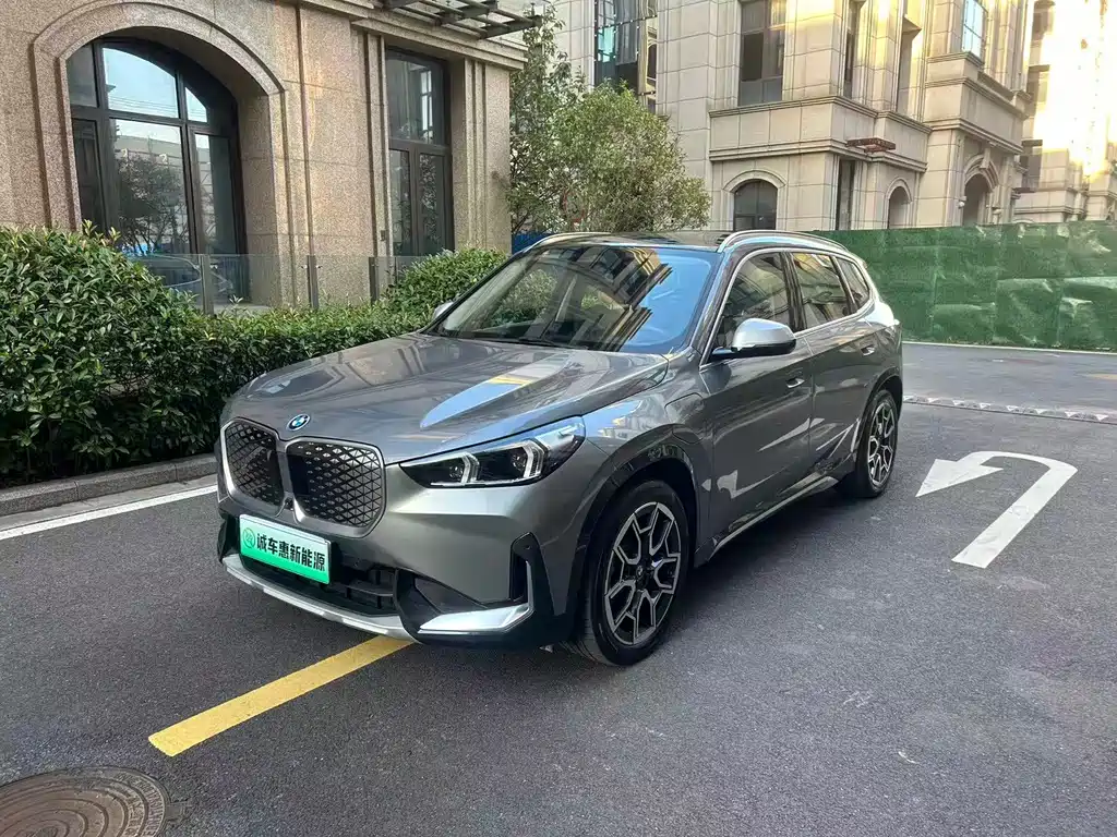 BMW iX1