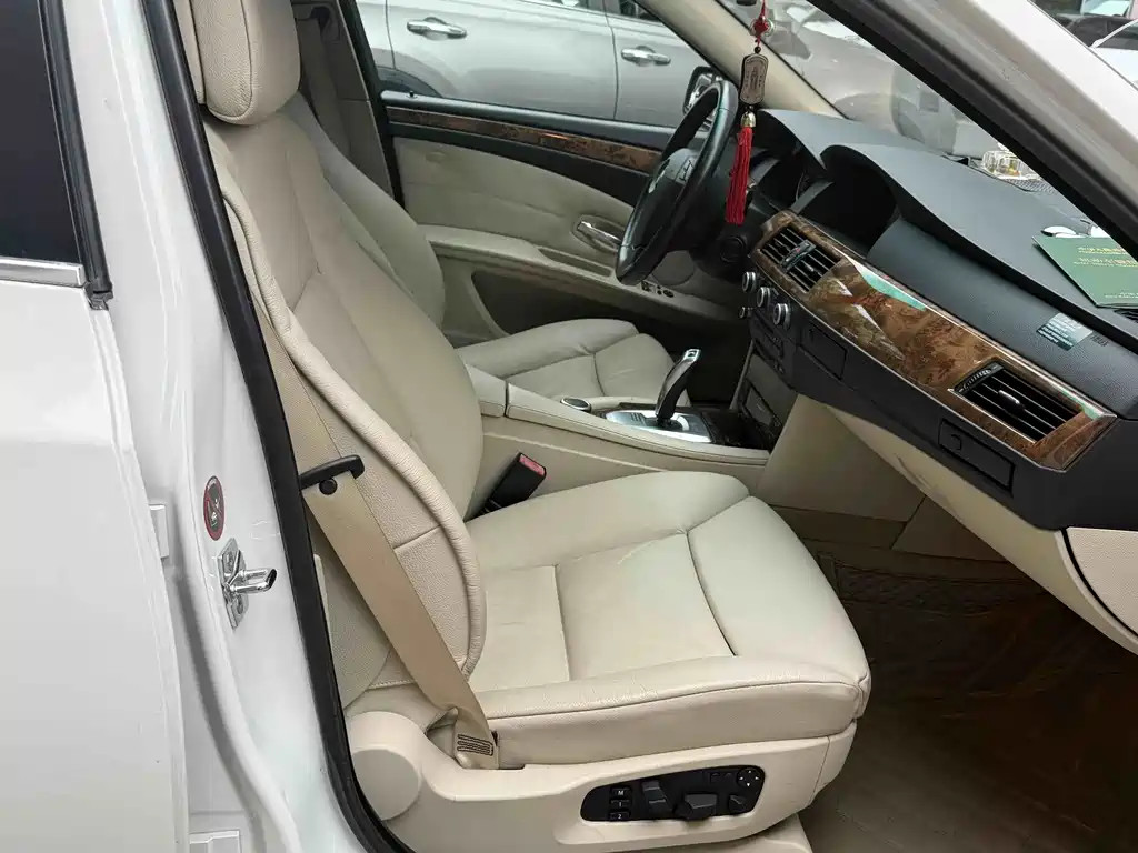 BMW 5 Series — миниатюра 9