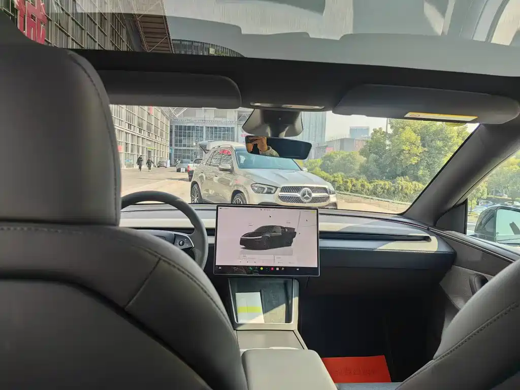 Tesla Model Y — миниатюра 6