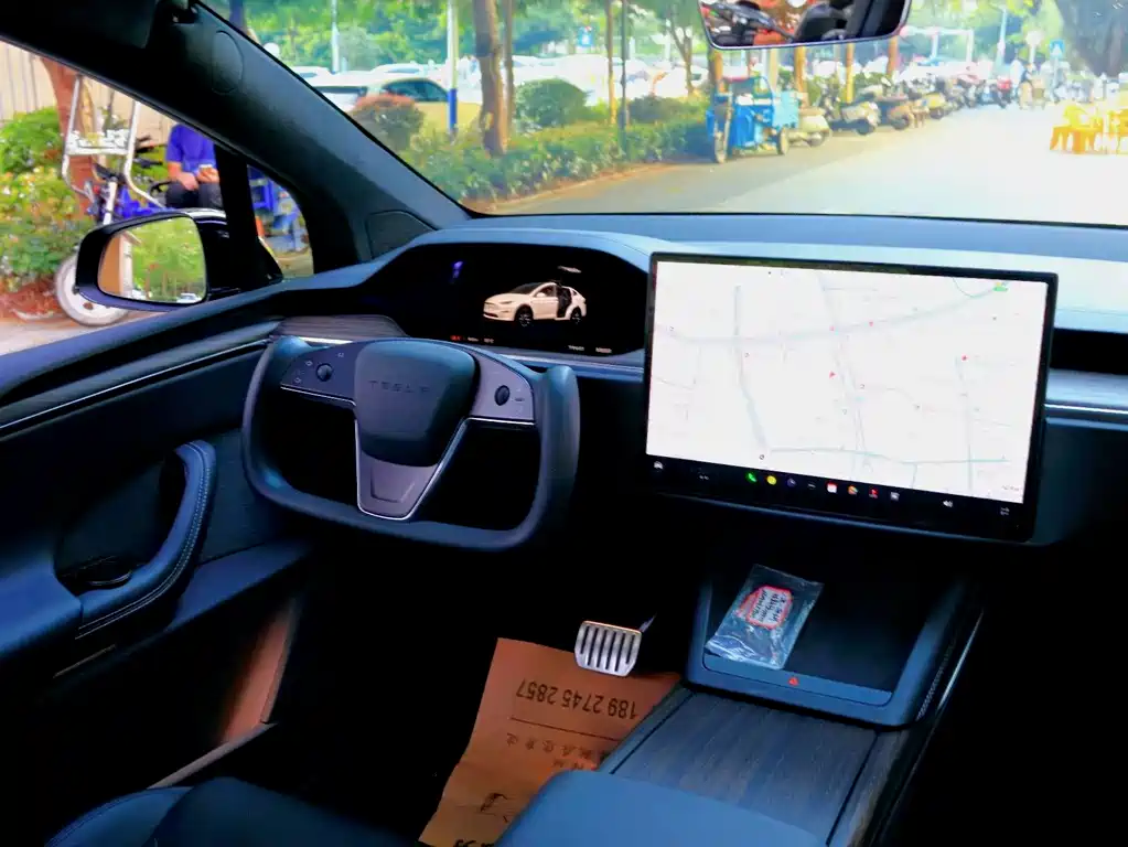 Tesla Model X — миниатюра 10