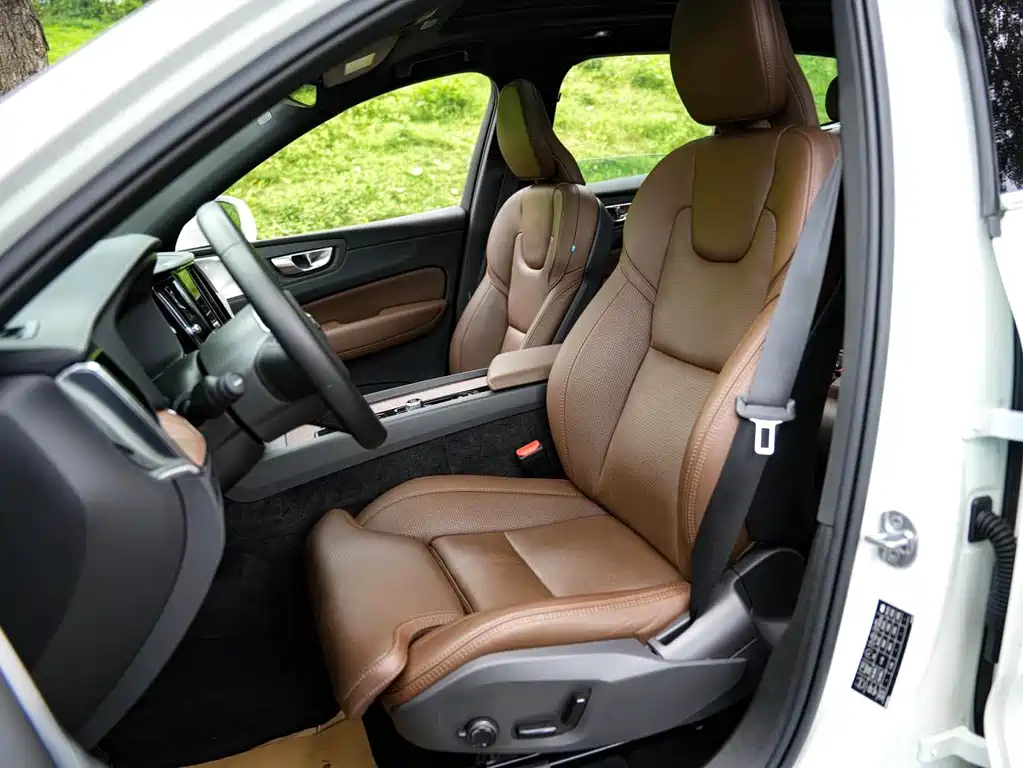 Volvo XC60 PHEV — миниатюра 6