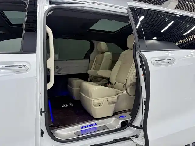 Toyota Granvia — миниатюра 8