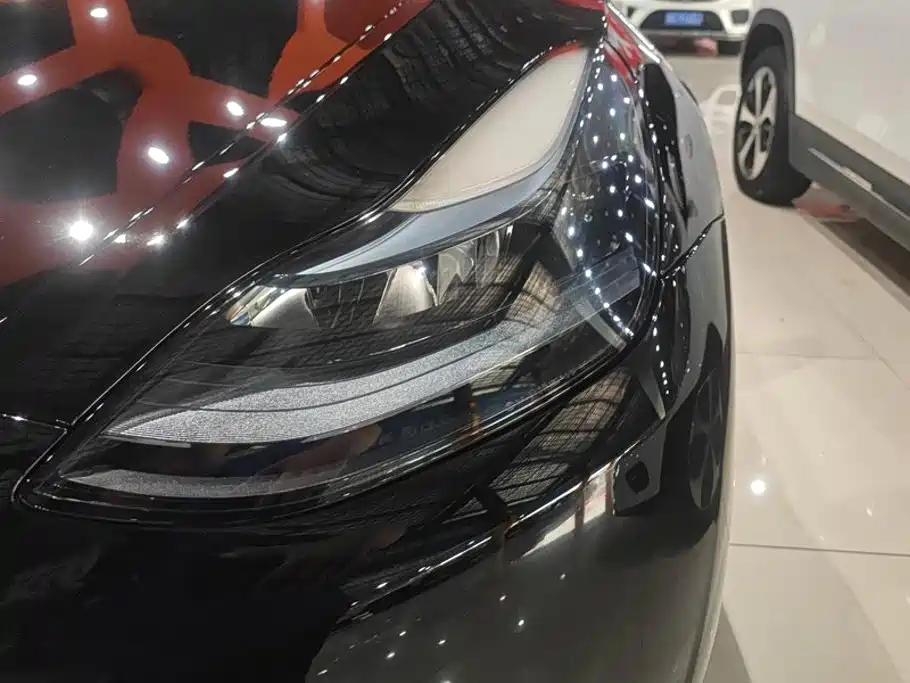 Tesla Model Y — миниатюра 5
