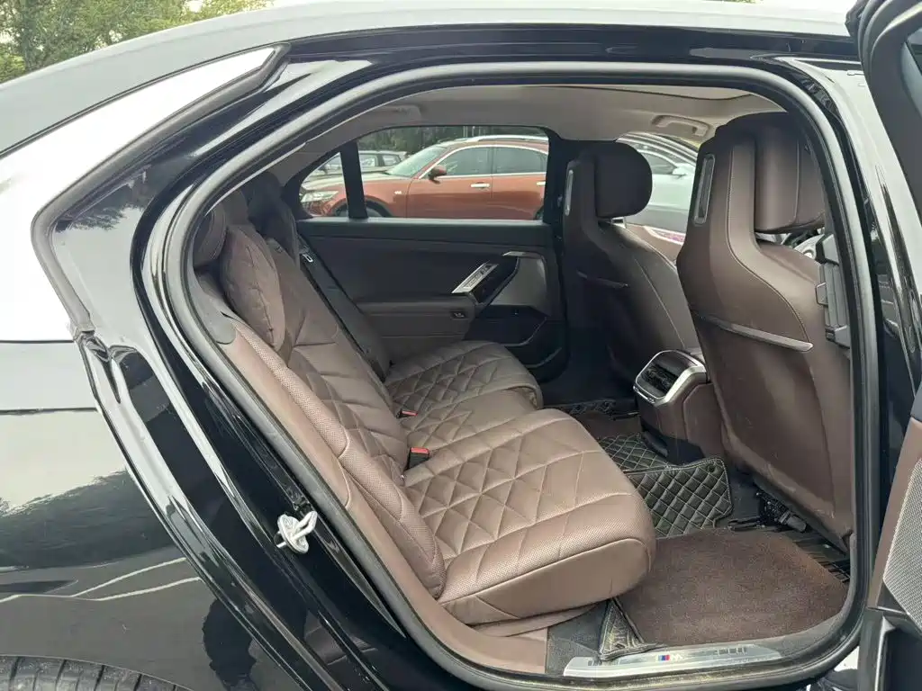 BMW 7 Series — миниатюра 6