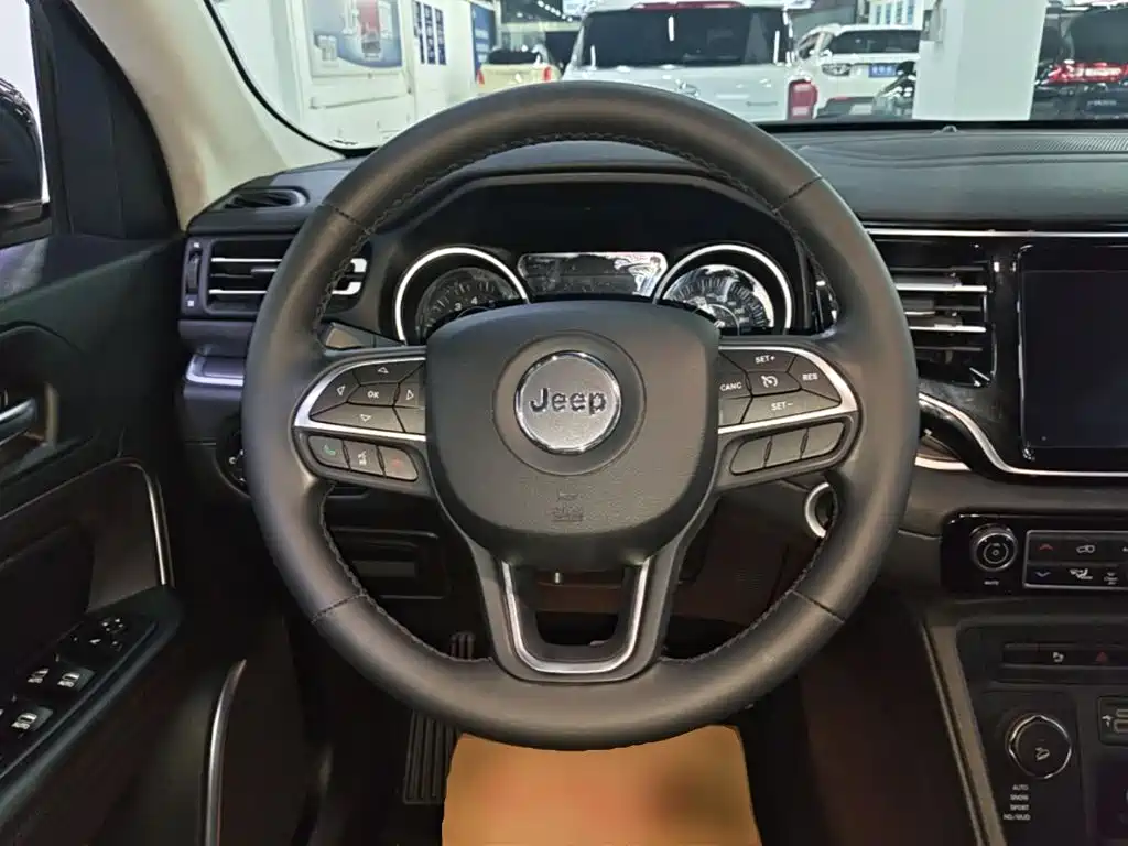 Jeep Grand Commander — миниатюра 11