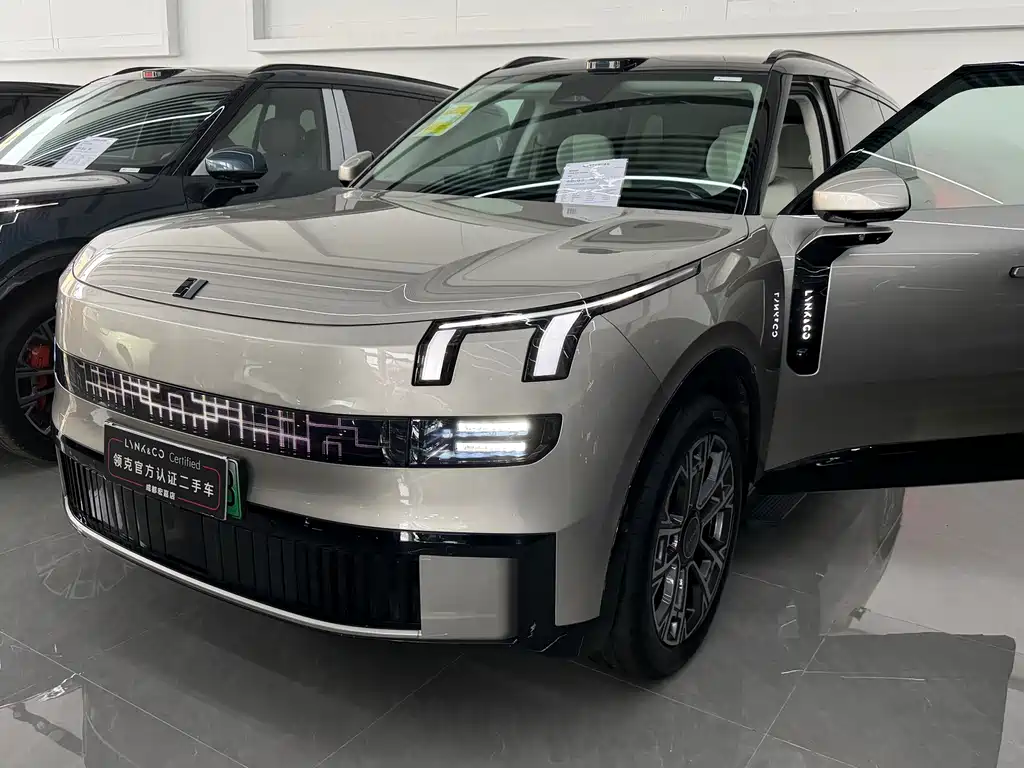 Lynk & Co 900