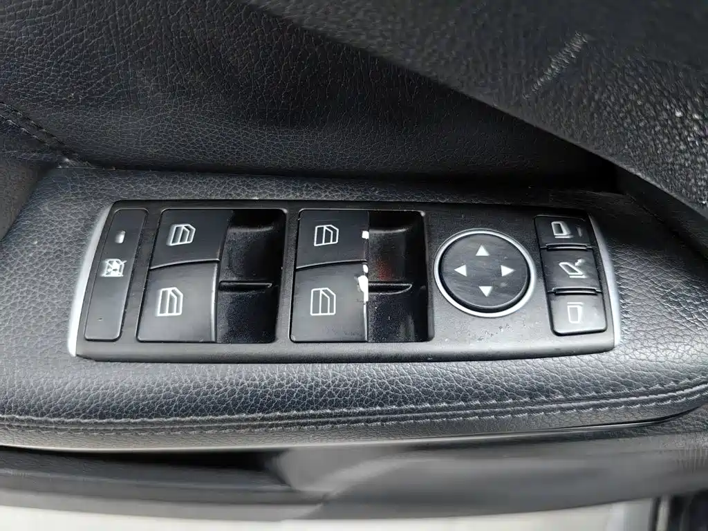 Mercedes-Benz E-Class — миниатюра 9