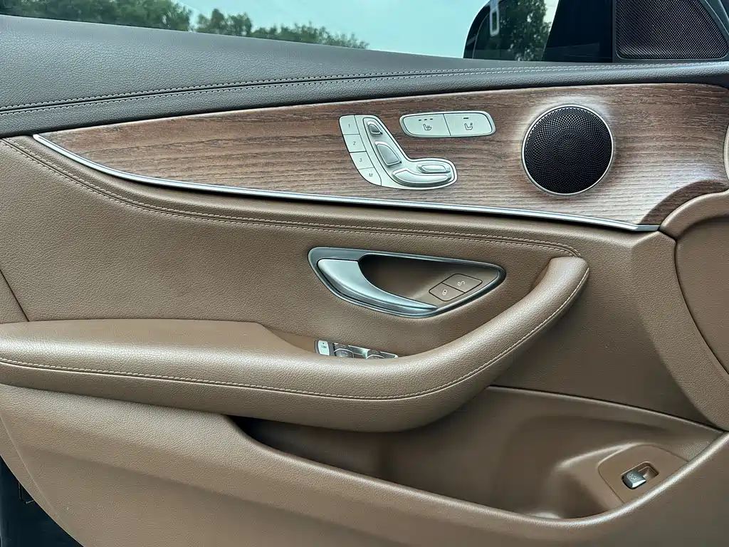 Mercedes-Benz E-Class — миниатюра 17