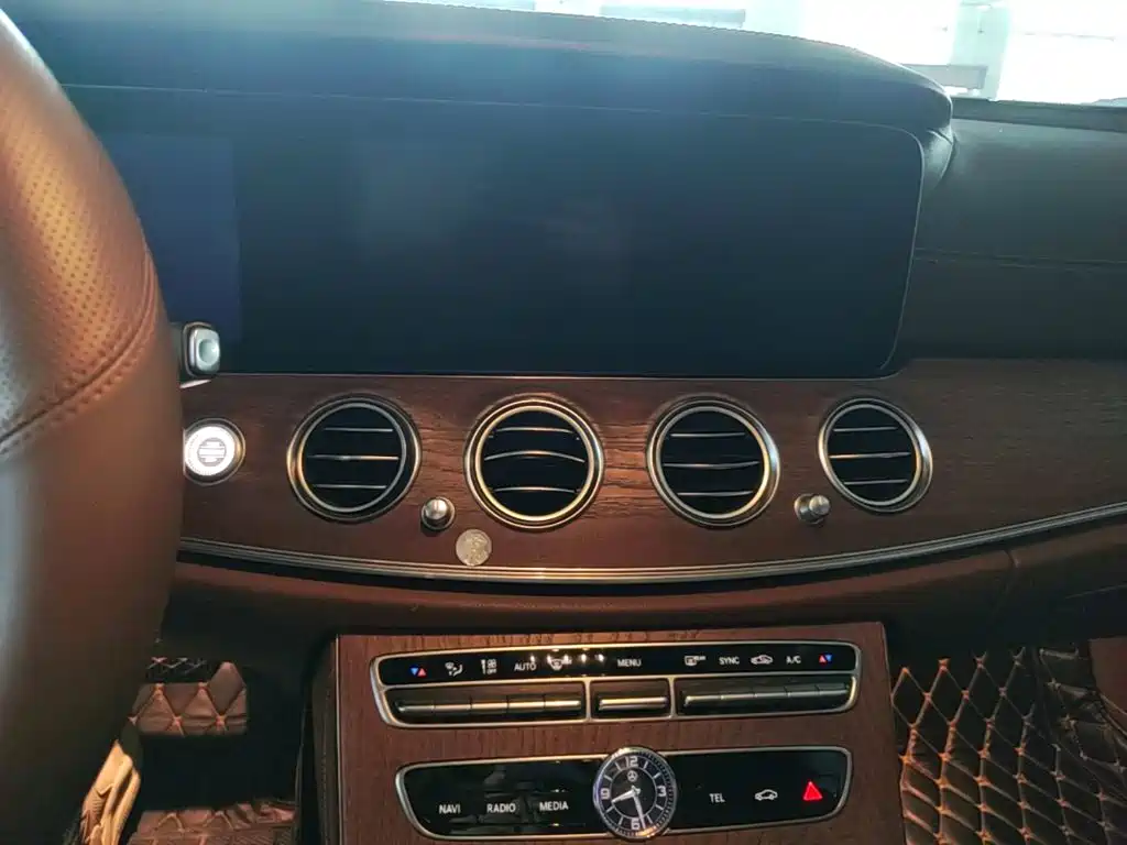 Mercedes-Benz E-Class — миниатюра 13