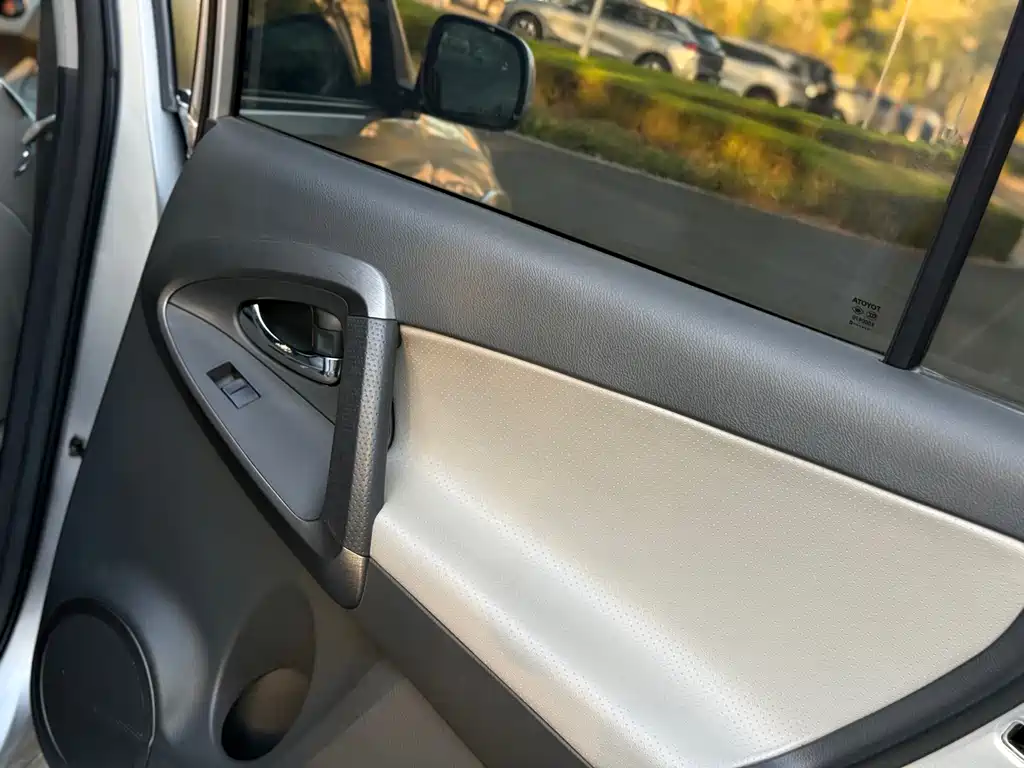 Toyota RAV4 — миниатюра 15