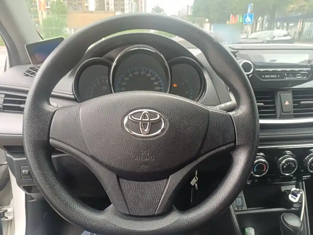 Toyota Yaris L - фото 7