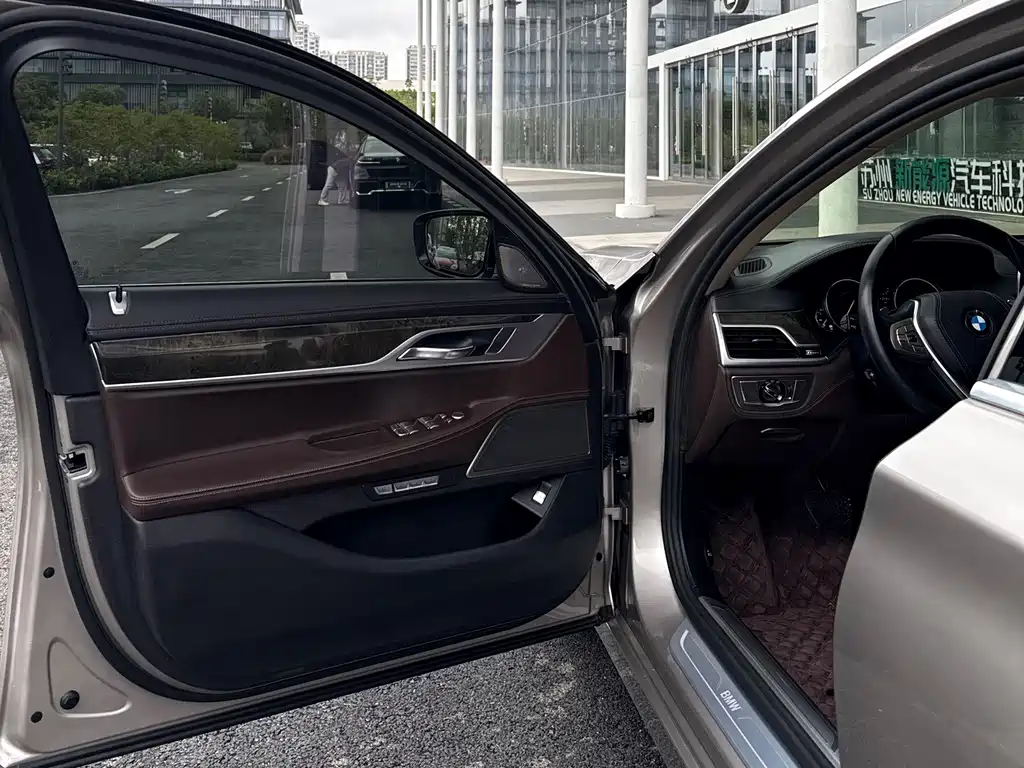 BMW 7 Series — миниатюра 8