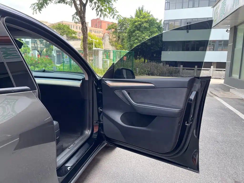 Tesla Model Y — миниатюра 12