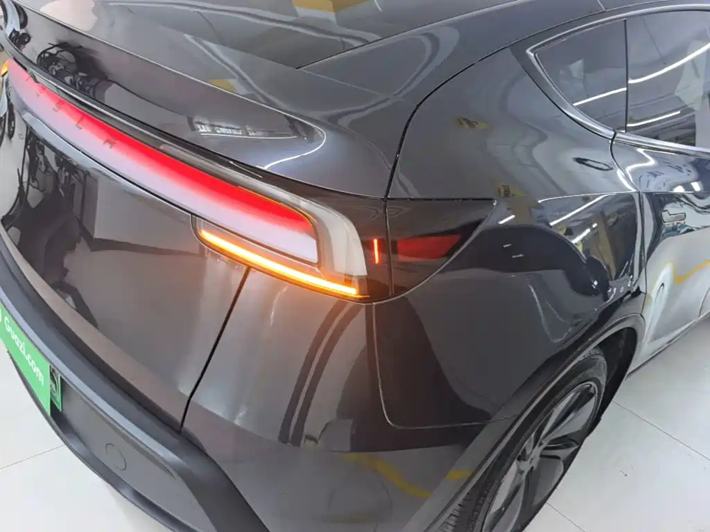 Tesla Model Y — миниатюра 8