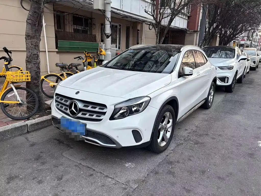 MERCEDES-BENZ GLA