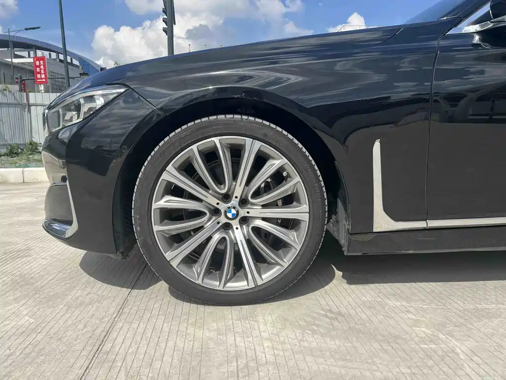 BMW 7 Series — миниатюра 3