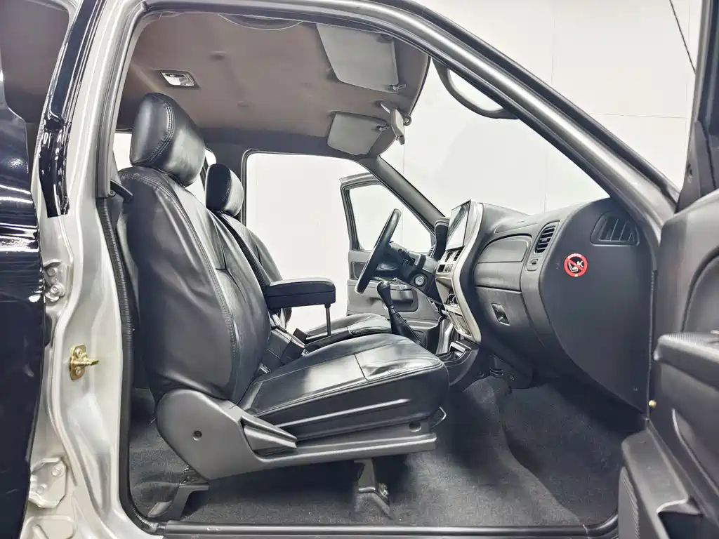Nissan Paladin — миниатюра 13