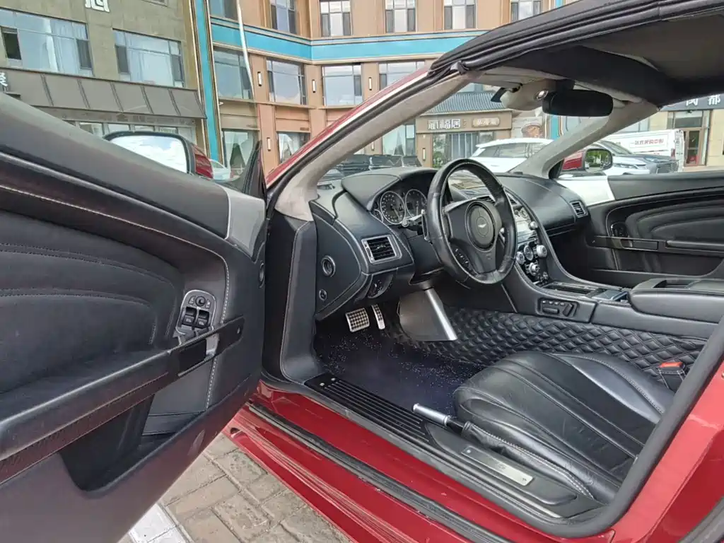 Aston Martin DBS — миниатюра 22
