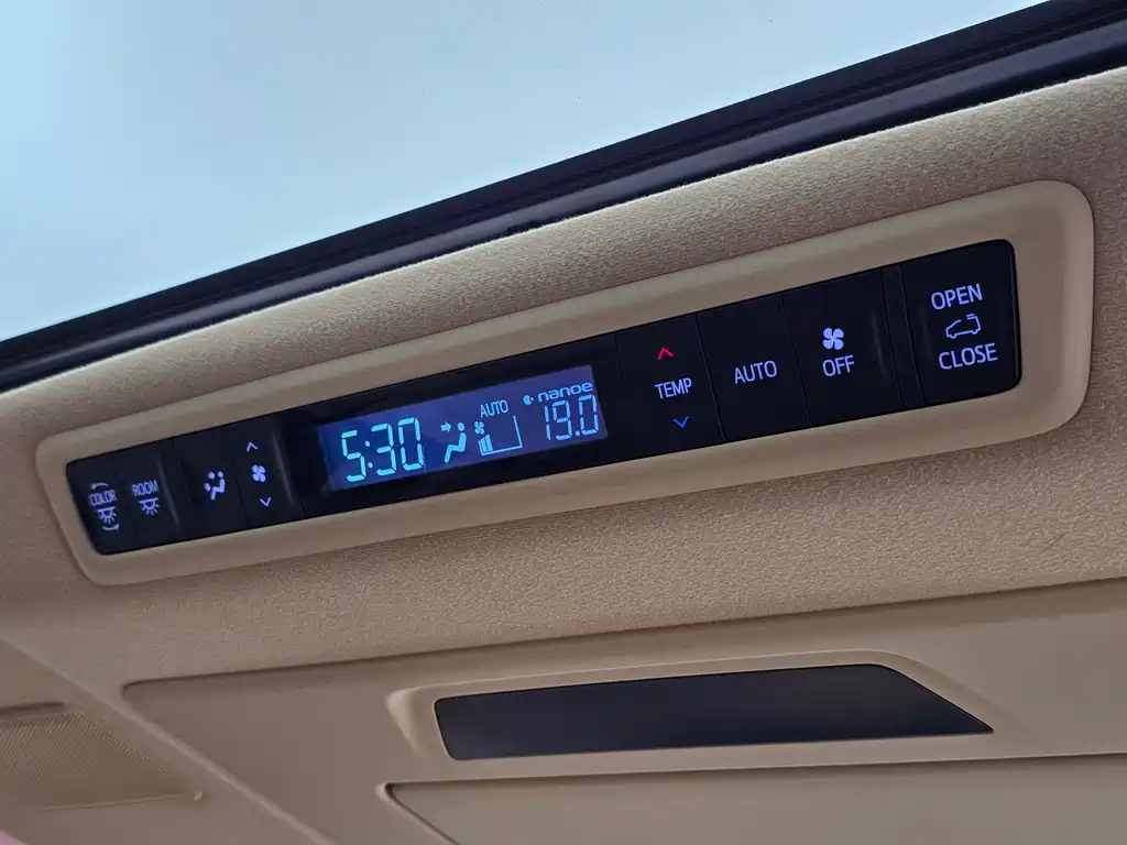 Toyota Alphard — миниатюра 32