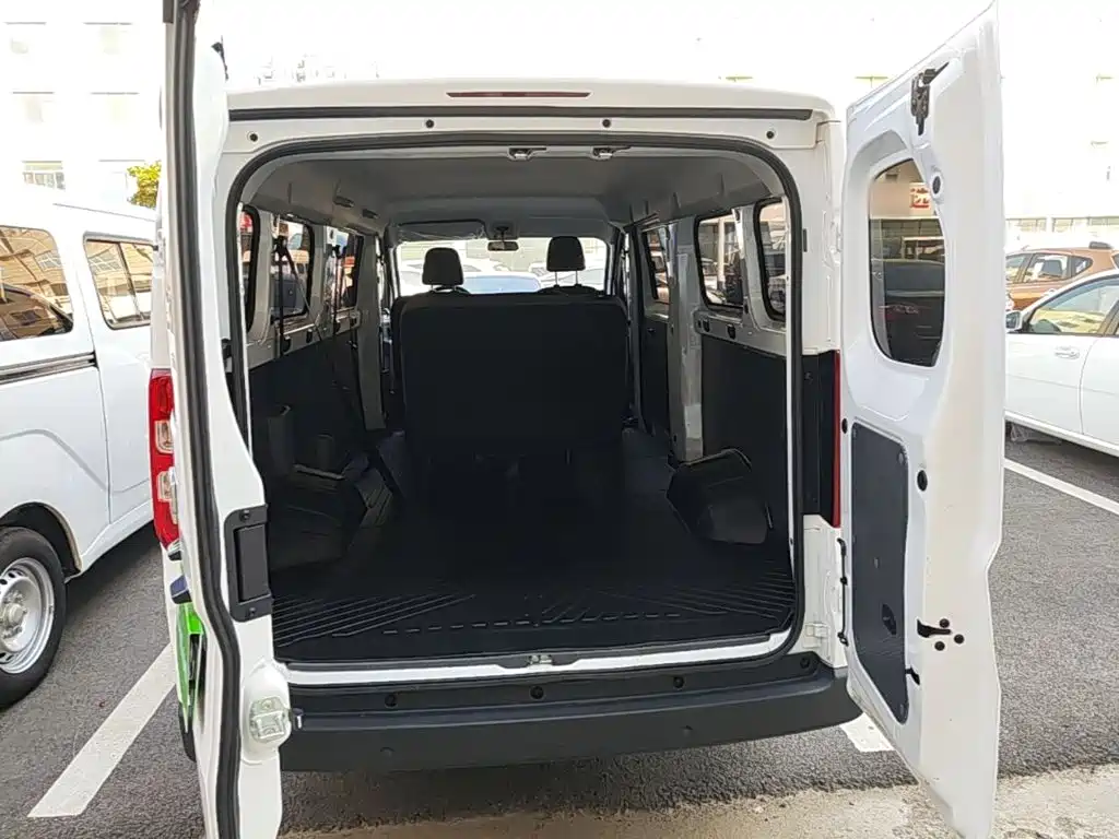 Wuling Yangguang — миниатюра 19