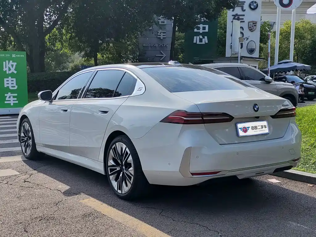 BMW 5 Series — миниатюра 4