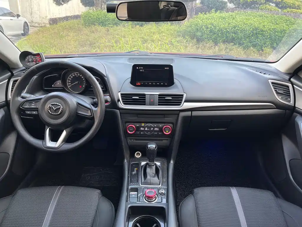 Mazda Mazda3 3 2017 1.5L AT Luxury V