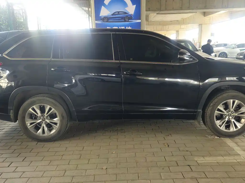 TOYOTA HIGHLANDER