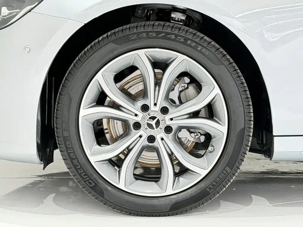 Mercedes-Benz E-Class — миниатюра 11