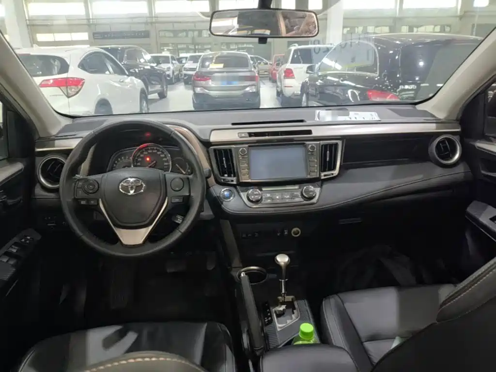 Toyota RAV4 — миниатюра 10