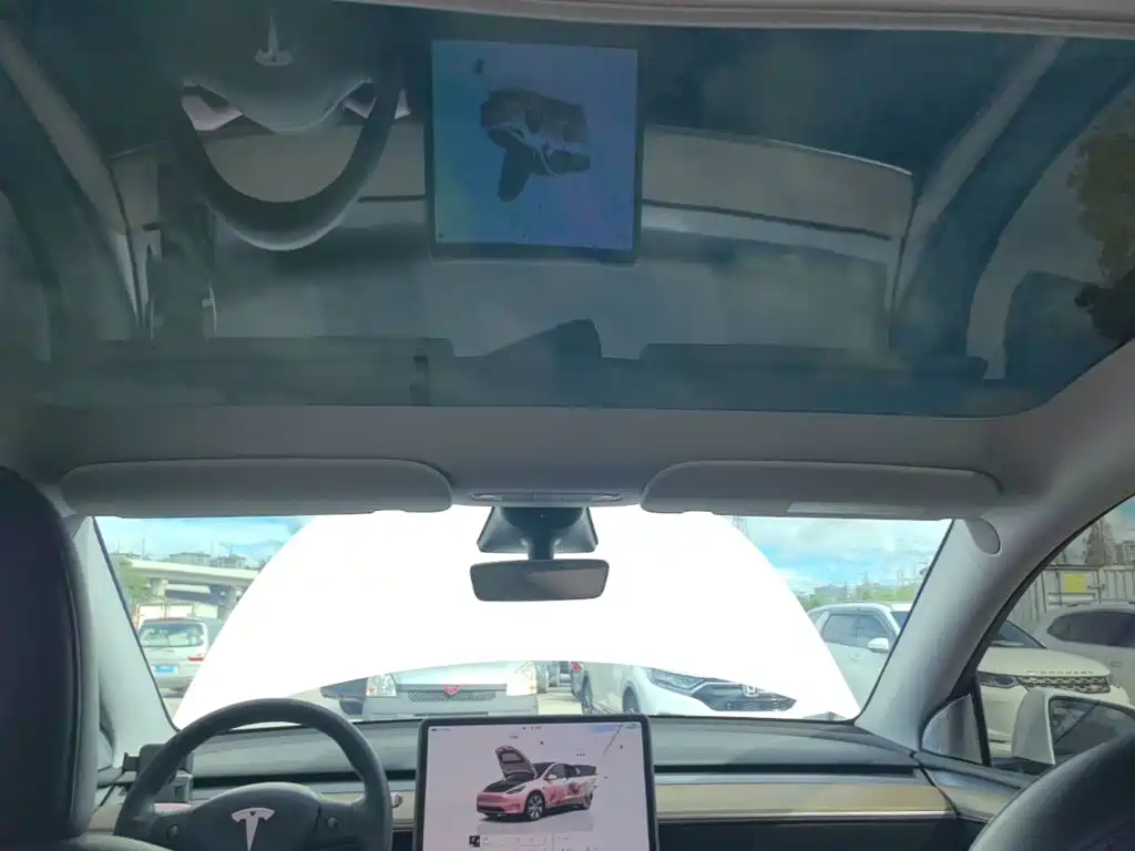 Tesla Model Y — миниатюра 18