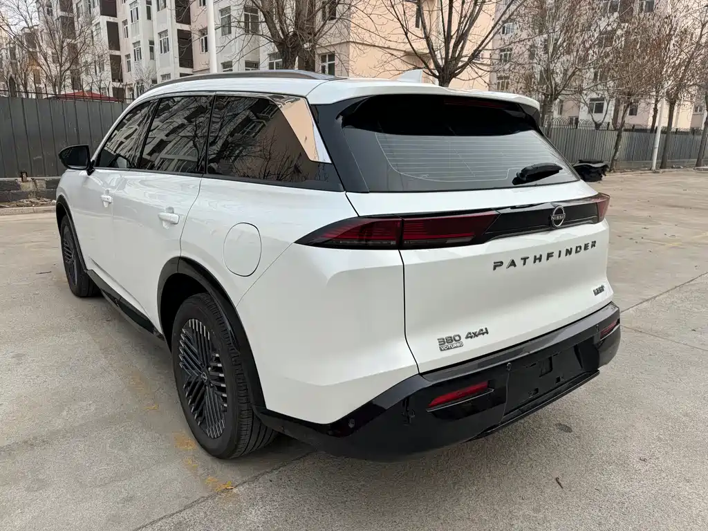 NISSAN EXPLORING THE LAND