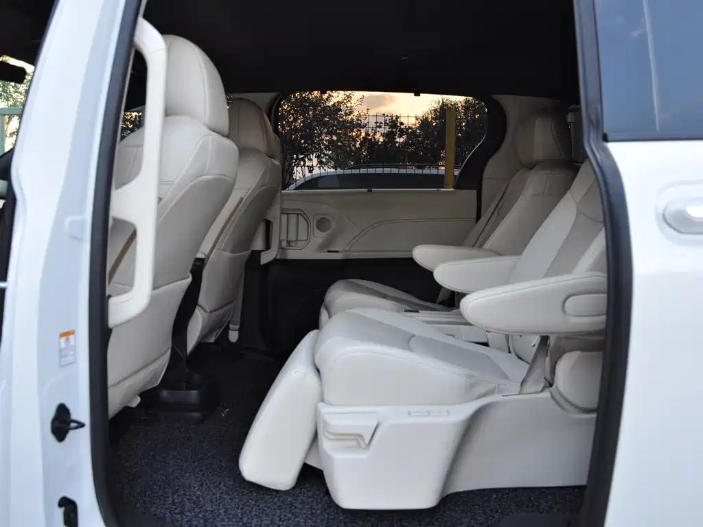 Toyota Sienna — миниатюра 7