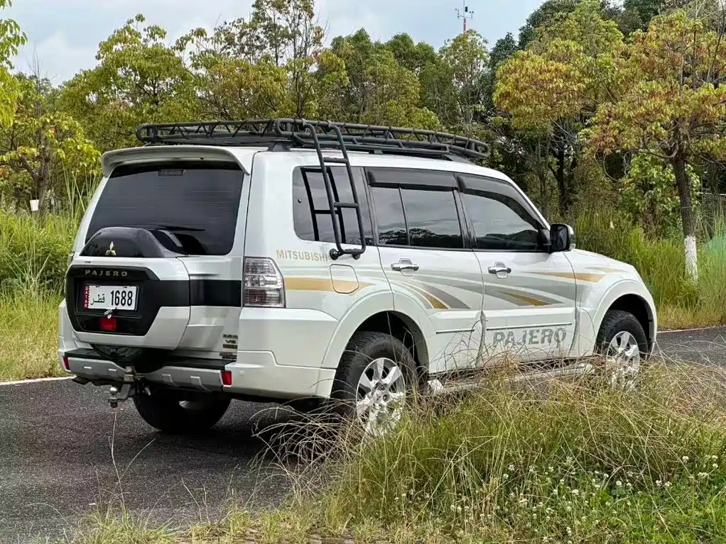 Mitsubishi Pajero (Import) — миниатюра 7