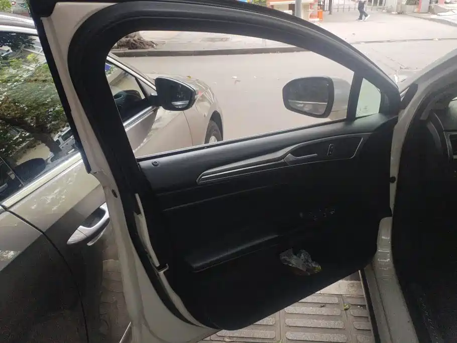 Ford Mondeo — миниатюра 7