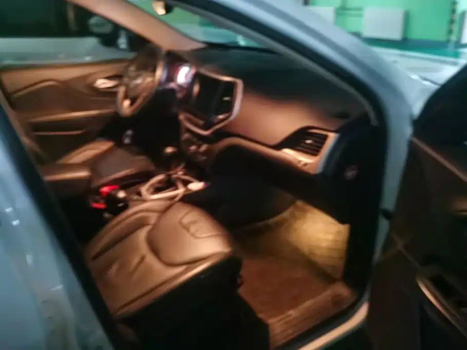 Jeep Cherokee (Import) — миниатюра 8
