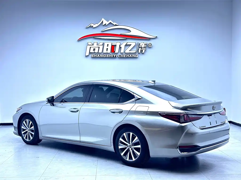 Lexus ES 2020 260