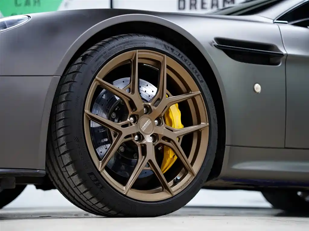 ASTON MARTIN V8 VANTAGE