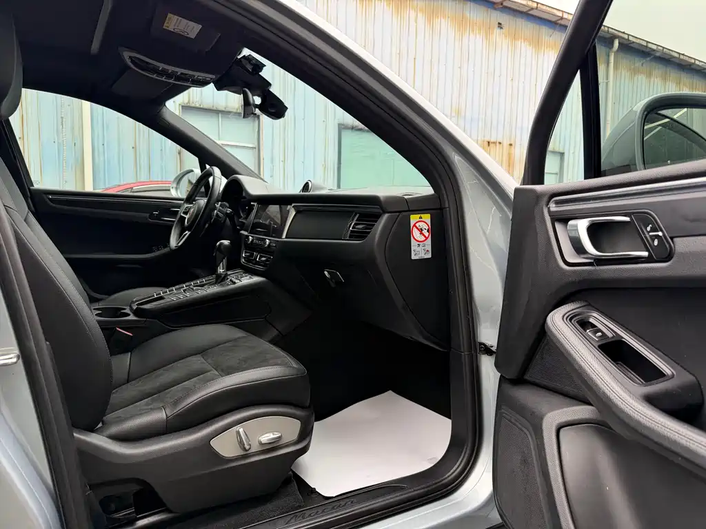 PORSCHE MACAN